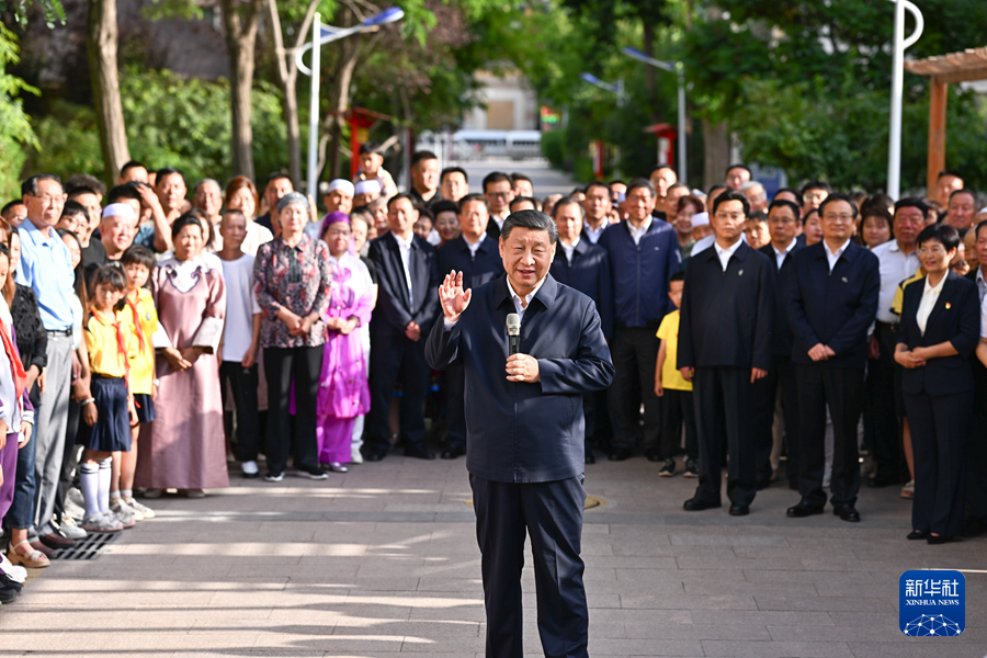 6月19日至20日，中共中央总书记、国家主席、中央军委主席习近平在宁夏考察。这是19日下午，习近平在银川市金凤区长城花园社区考察时，同社区居民亲切交流。