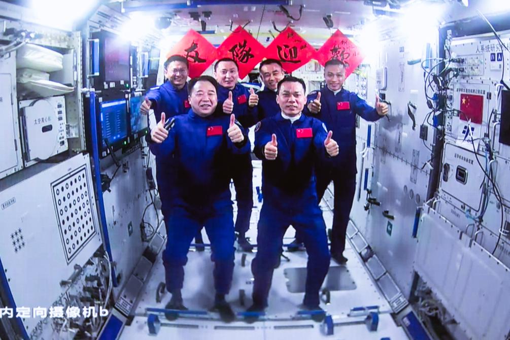 这是在北京航天飞行控制中心拍摄的神舟十六号航天员乘组与神舟十七号航天员乘组“全家福”（2023年10月26日摄）。