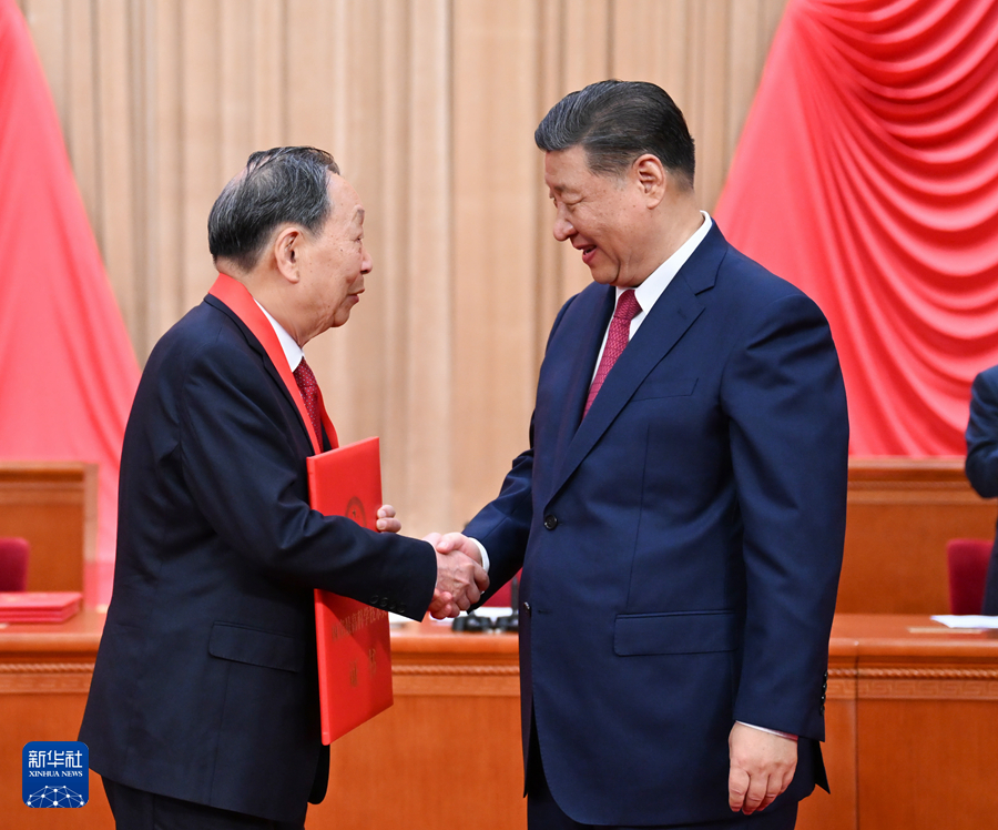 6月24日，全国科技大会、国家科学技术奖励大会和中国科学院第二十一次院士大会、中国工程院第十七次院士大会在北京人民大会堂隆重召开。中共中央总书记、国家主席、中央军委主席习近平向获得2023年度国家最高科学技术奖的武汉大学李德仁院士颁奖。