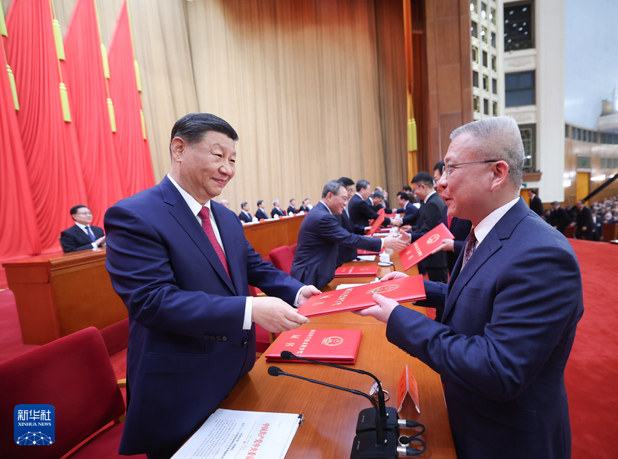 6月24日，全国科技大会、国家科学技术奖励大会和中国科学院第二十一次院士大会、中国工程院第十七次院士大会在北京人民大会堂隆重召开。这是习近平等党和国家领导人同两位最高奖获得者一道，为获得国家自然科学奖、国家技术发明奖、国家科学技术进步奖和中华人民共和国国际科学技术合作奖的代表颁发证书。