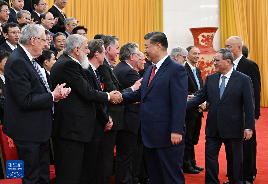 6月24日，全国科技大会、国家科学技术奖励大会和中国科学院第二十一次院士大会、中国工程院第十七次院士大会在北京人民大会堂隆重召开。会前，习近平等领导同志亲切会见国家科学技术奖获奖代表。