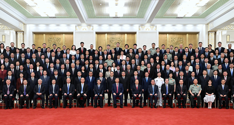 6月24日，全国科技大会、国家科学技术奖励大会和中国科学院第二十一次院士大会、中国工程院第十七次院士大会在北京人民大会堂隆重召开。会前，习近平等领导同志亲切会见国家科学技术奖获奖代表，并同大家合影留念。