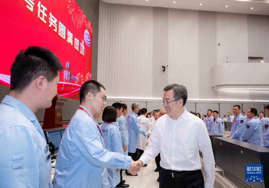 6月25日14时7分，嫦娥六号返回器携带来自月背的月球样品安全着陆在内蒙古四子王旗预定区域。中共中央政治局常委、国务院副总理丁薛祥在北京航天飞行控制中心观看嫦娥六号任务返回器着陆回收情况。