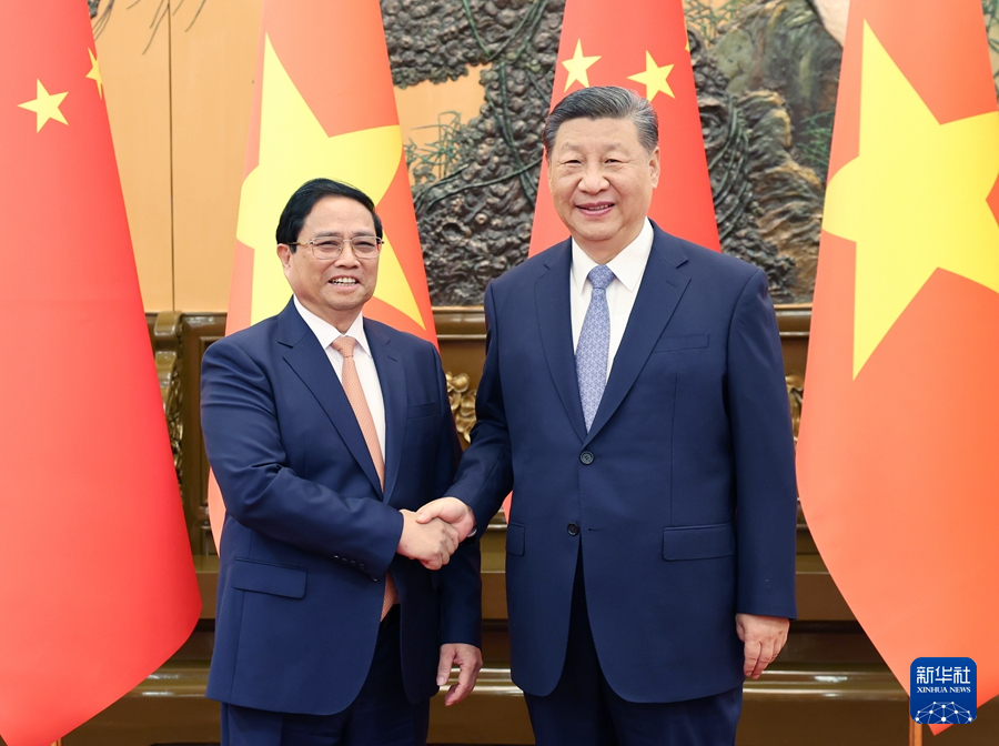 6月26日下午，国家主席习近平在北京人民大会堂会见来华出席夏季达沃斯论坛的越南总理范明政。