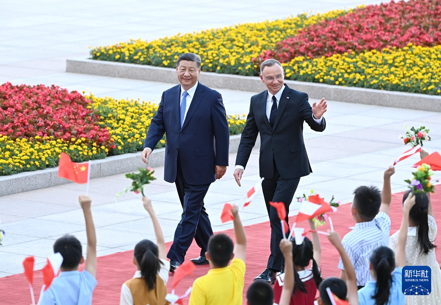 6月24日下午，国家主席习近平在北京人民大会堂同来华进行国事访问的波兰总统杜达举行会谈。这是会谈前，习近平在人民大会堂东门外广场为杜达举行欢迎仪式。
