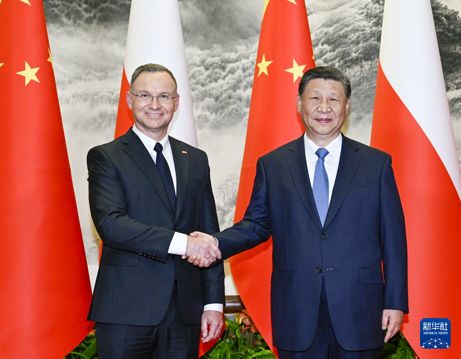 6月24日下午，国家主席习近平在北京人民大会堂同来华进行国事访问的波兰总统杜达举行会谈。这是习近平同杜达握手。
