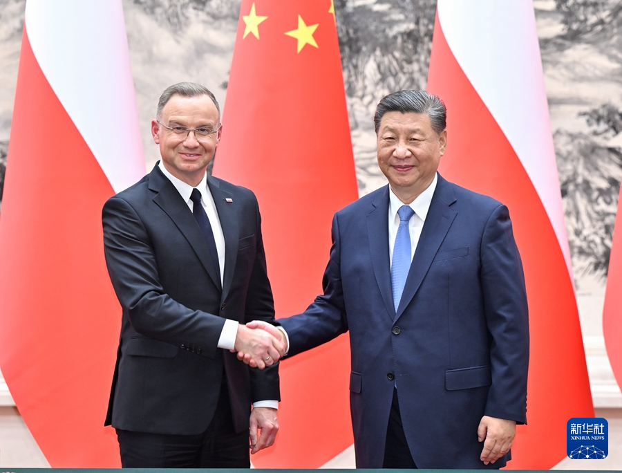 6月24日下午，国家主席习近平在北京人民大会堂同来华进行国事访问的波兰总统杜达举行会谈。会谈后，两国元首共同见证签署关于经贸、农业等领域多项双边合作文件。这是习近平同杜达握手。