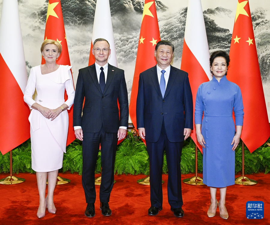 6月24日下午，国家主席习近平在北京人民大会堂同来华进行国事访问的波兰总统杜达举行会谈。这是会谈前，习近平和夫人彭丽媛同杜达和夫人阿加塔合影。