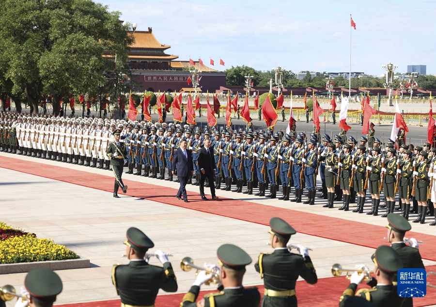6月24日下午，国家主席习近平在北京人民大会堂同来华进行国事访问的波兰总统杜达举行会谈。这是会谈前，习近平在人民大会堂东门外广场为杜达举行欢迎仪式。