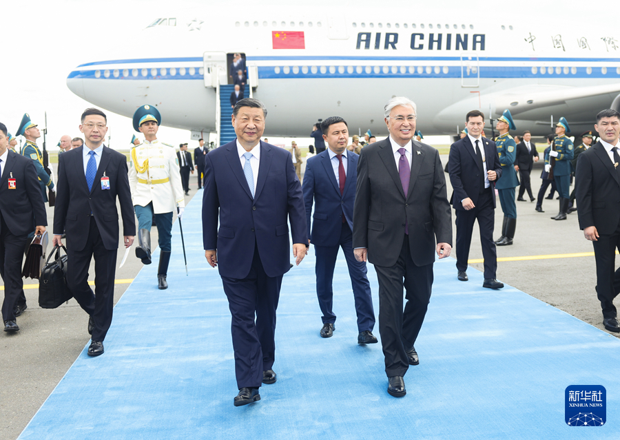 当地时间7月2日中午，国家主席习近平乘专机抵达阿斯塔纳，出席上海合作组织成员国元首理事会第二十四次会议，应哈萨克斯坦共和国总统托卡耶夫邀请，对哈萨克斯坦进行国事访问。习近平主席专机抵达阿斯塔纳纳扎尔巴耶夫国际机场时，哈萨克斯坦总统托卡耶夫率政府高级官员热情迎接。