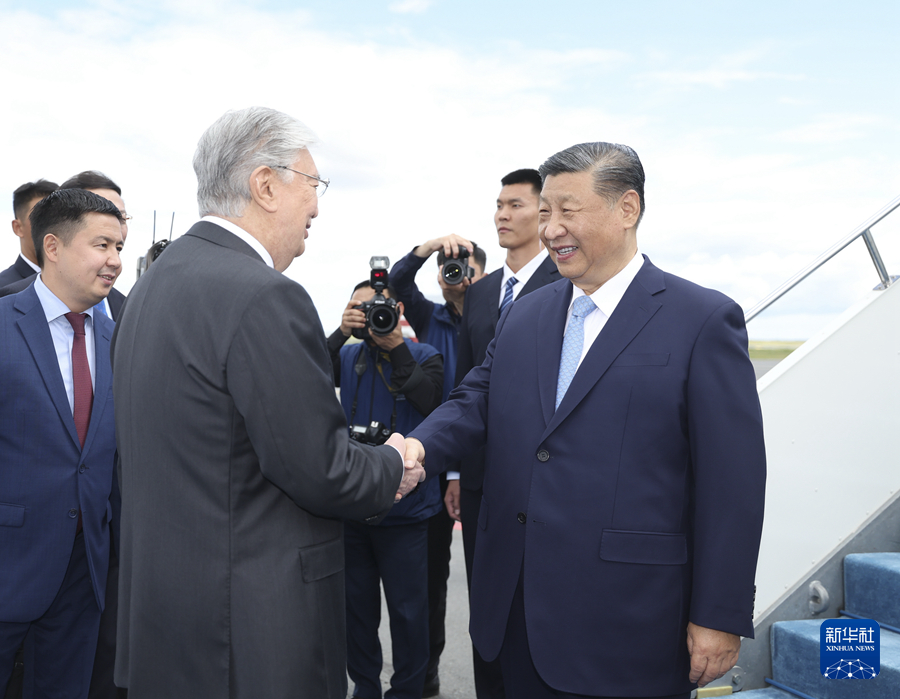 当地时间7月2日中午，国家主席习近平乘专机抵达阿斯塔纳，出席上海合作组织成员国元首理事会第二十四次会议，应哈萨克斯坦共和国总统托卡耶夫邀请，对哈萨克斯坦进行国事访问。习近平主席专机抵达阿斯塔纳纳扎尔巴耶夫国际机场时，哈萨克斯坦总统托卡耶夫率政府高级官员热情迎接。