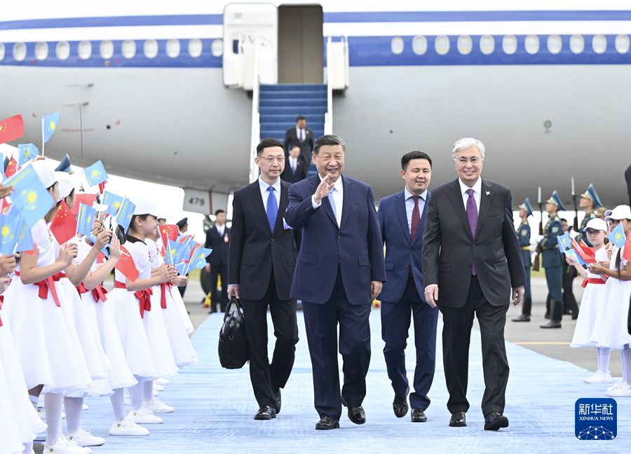 当地时间7月2日中午，国家主席习近平乘专机抵达阿斯塔纳，出席上海合作组织成员国元首理事会第二十四次会议，应哈萨克斯坦共和国总统托卡耶夫邀请，对哈萨克斯坦进行国事访问。托卡耶夫在机场为习近平举行盛大隆重的迎宾仪式。