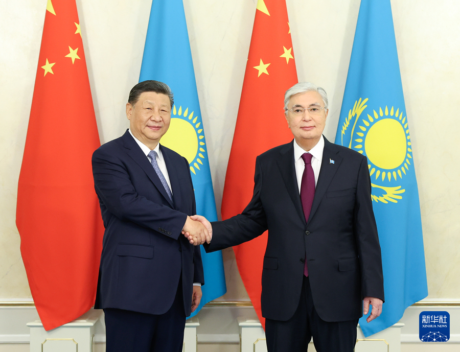 当地时间7月3日上午，国家主席习近平在阿斯塔纳总统府同哈萨克斯坦总统托卡耶夫举行会谈。这是习近平同托卡耶夫握手。