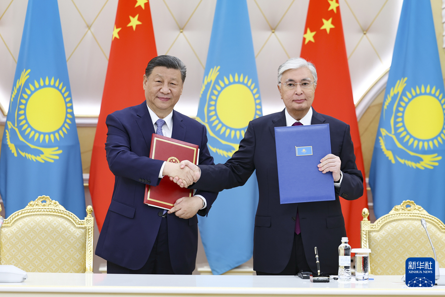 当地时间7月3日上午，国家主席习近平在阿斯塔纳总统府同哈萨克斯坦总统托卡耶夫举行会谈。会谈后，两国元首共同签署《中华人民共和国和哈萨克斯坦共和国联合声明》，并共同见证交换经贸、互联互通、航空航天、教育、媒体等领域数十项双边合作文件。