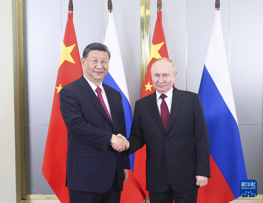 当地时间7月3日晚，国家主席习近平在阿斯塔纳出席上海合作组织峰会前会见俄罗斯总统普京。
