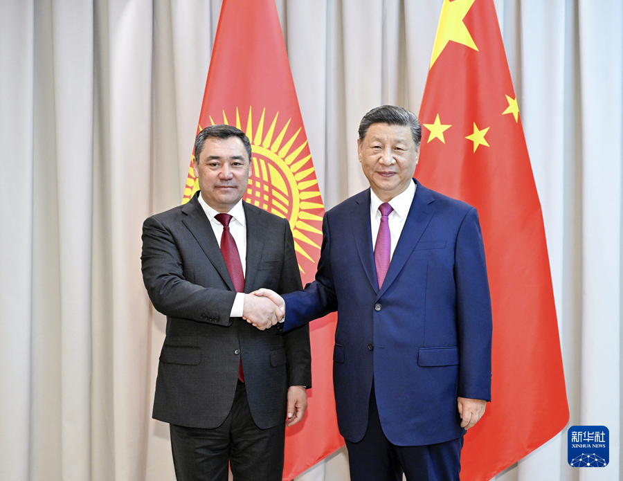 当地时间7月3日下午，国家主席习近平在阿斯塔纳出席上海合作组织峰会前会见吉尔吉斯斯坦总统扎帕罗夫。