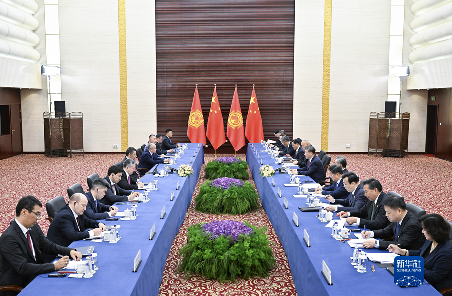 当地时间7月3日下午，国家主席习近平在阿斯塔纳出席上海合作组织峰会前会见吉尔吉斯斯坦总统扎帕罗夫。