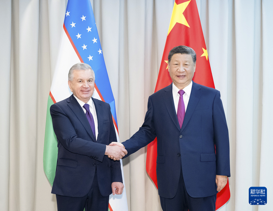 当地时间7月3日下午，国家主席习近平在阿斯塔纳出席上海合作组织峰会前会见乌兹别克斯坦总统米尔济约耶夫。