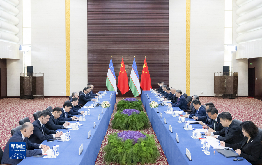 当地时间7月3日下午，国家主席习近平在阿斯塔纳出席上海合作组织峰会前会见乌兹别克斯坦总统米尔济约耶夫。