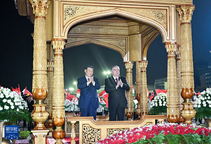 当地时间7月4日晚，国家主席习近平乘专机抵达杜尚别，应塔吉克斯坦共和国总统拉赫蒙邀请，对塔吉克斯坦进行国事访问。拉赫蒙在机场为习近平举行盛大隆重的迎宾仪式。