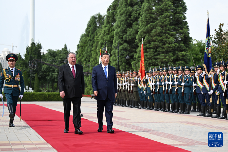 当地时间7月5日下午，国家主席习近平同塔吉克斯坦总统拉赫蒙在杜尚别总统府举行会谈。拉赫蒙为习近平举行盛大隆重的欢迎仪式。这是习近平在拉赫蒙陪同下检阅仪仗队。