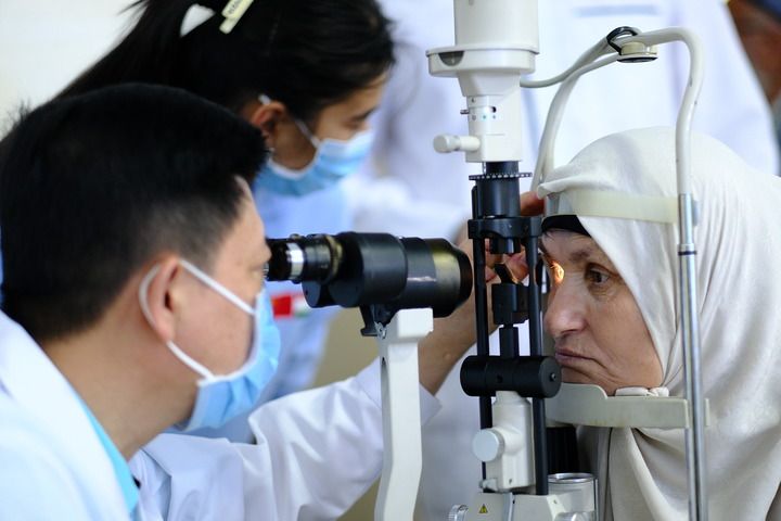 2024年6月12日，在塔吉克斯坦首都杜尚别，中方医生在“健康快车塔吉克斯坦光明行”活动期间为患者进行检查。