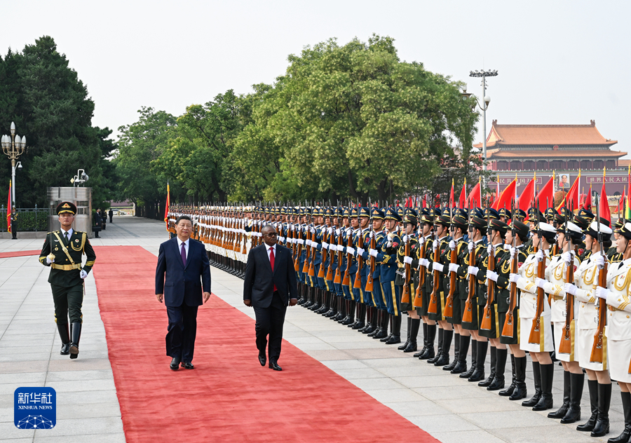 7月10日下午，国家主席习近平在北京人民大会堂同来华进行国事访问的几内亚比绍总统恩巴洛举行会谈。这是会谈前，习近平在人民大会堂东门外广场为恩巴洛举行欢迎仪式。