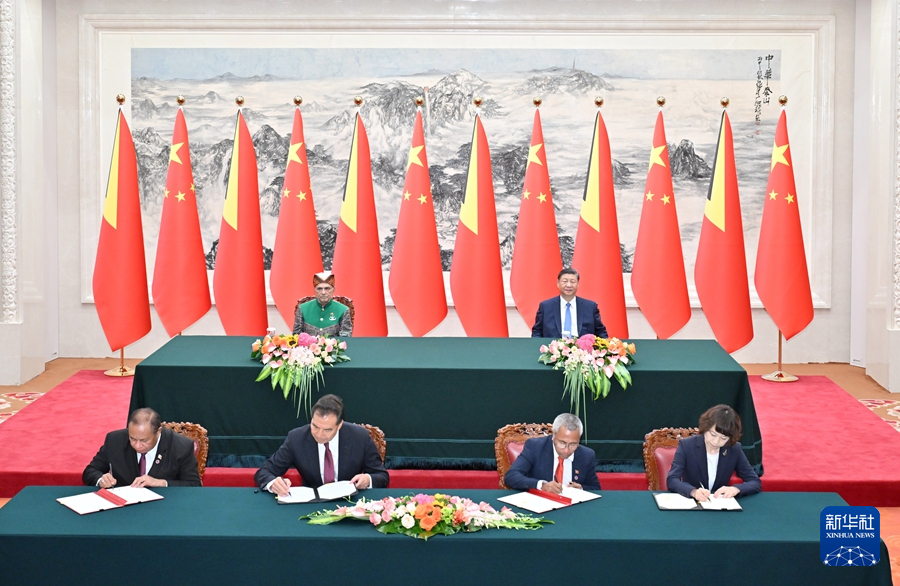 7月29日上午，国家主席习近平在北京人民大会堂同来华进行国事访问的东帝汶总统奥尔塔举行会谈。这是会谈后，两国元首共同见证签署多项双边合作文件。