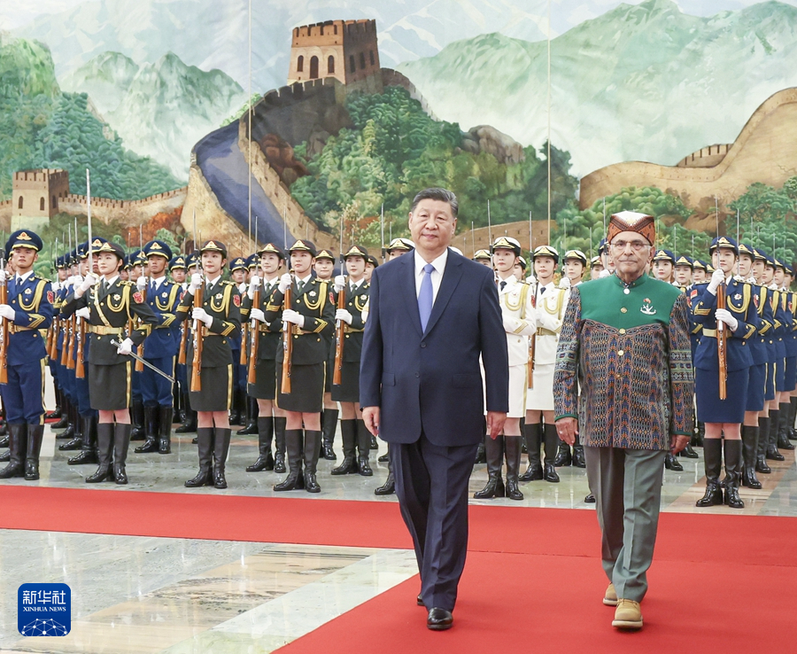 7月29日上午，国家主席习近平在北京人民大会堂同来华进行国事访问的东帝汶总统奥尔塔举行会谈。这是会谈前，习近平在人民大会堂北大厅为奥尔塔举行欢迎仪式。