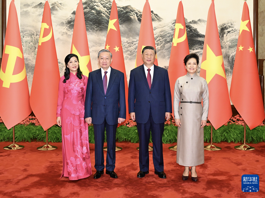 8月19日，中共中央总书记、国家主席习近平在北京人民大会堂同来华进行国事访问的越共中央总书记、国家主席苏林举行会谈。这是会谈前，习近平和夫人彭丽媛同苏林和夫人吴芳璃合影。