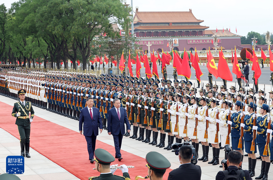 8月19日，中共中央总书记、国家主席习近平在北京人民大会堂同来华进行国事访问的越共中央总书记、国家主席苏林举行会谈。这是会谈前，习近平在人民大会堂东门外广场为苏林举行欢迎仪式。
