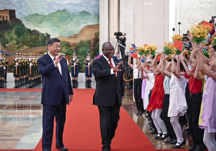   9月2日下午，国家主席习近平在北京人民大会堂同来华出席中非合作论坛北京峰会并进行国事访问的南非总统拉马福萨举行会谈。这是会谈前，习近平在人民大会堂北大厅为拉马福萨举行欢迎仪式。