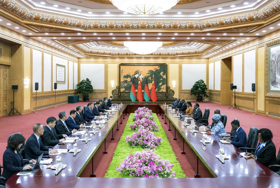9月3日上午，国家主席习近平在北京人民大会堂会见来华出席中非合作论坛北京峰会的马拉维总统查克维拉。