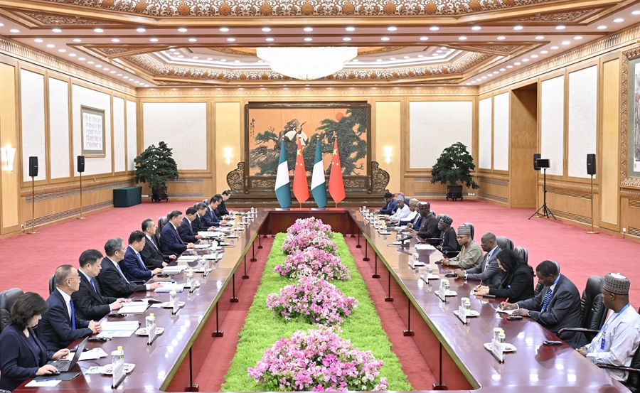 9月3日下午，国家主席习近平在北京人民大会堂同来华出席中非合作论坛北京峰会并进行国事访问的尼日利亚总统提努布举行会谈。