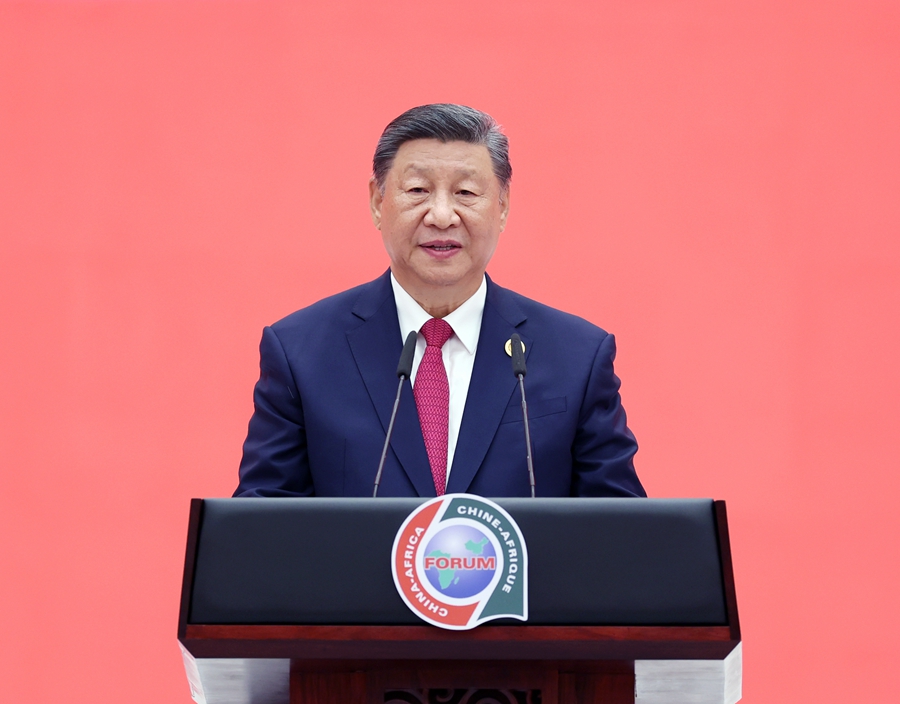 9月4日晚，国家主席习近平和夫人彭丽媛在北京人民大会堂举行宴会，欢迎来华出席中非合作论坛北京峰会的非方及国际贵宾。这是习近平发表致辞。