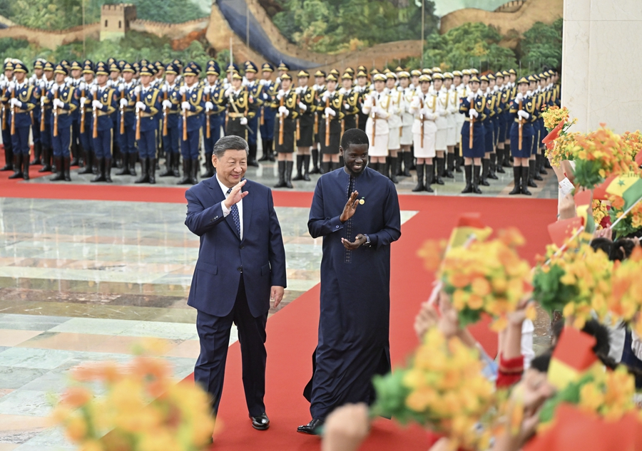 9月4日上午，国家主席习近平在北京人民大会堂同来华出席中非合作论坛北京峰会并进行国事访问的塞内加尔总统法耶举行会谈。这是会谈前，习近平在人民大会堂北大厅为法耶举行欢迎仪式。