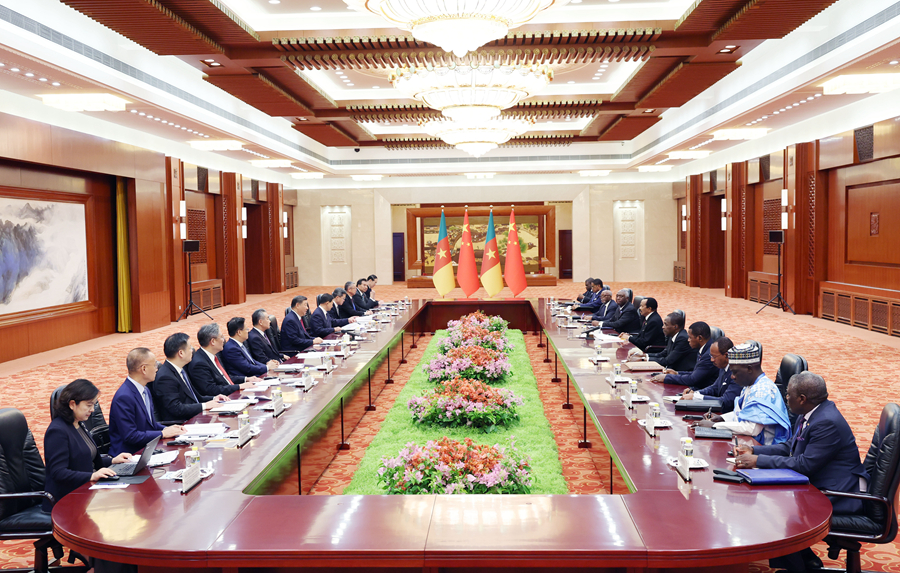 9月4日晚，国家主席习近平在北京人民大会堂会见来华出席中非合作论坛北京峰会的喀麦隆总统比亚。