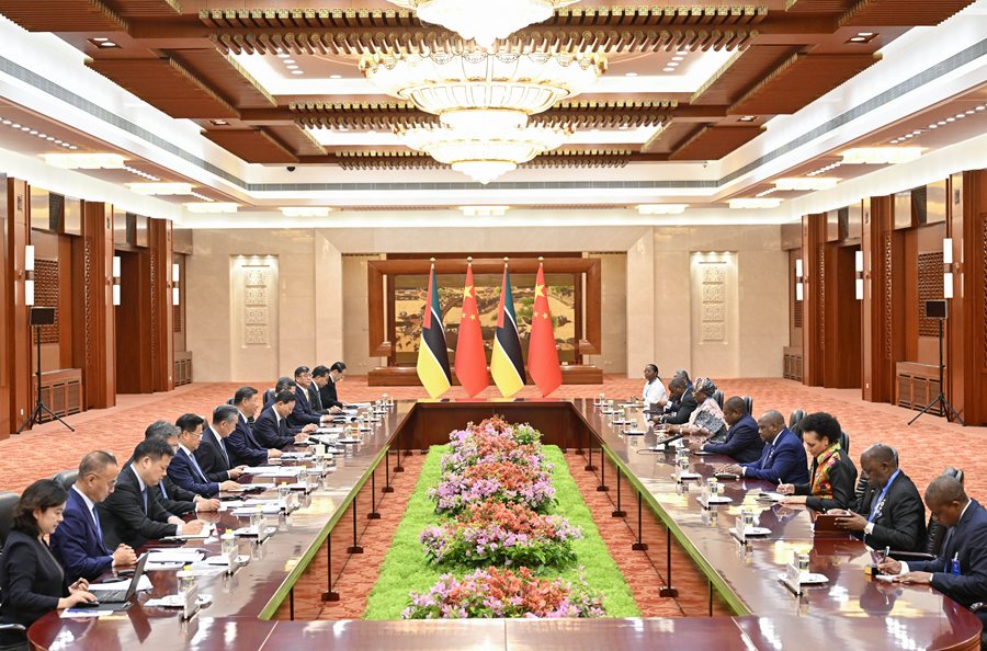 9月4日中午，国家主席习近平在北京人民大会堂会见来华出席中非合作论坛北京峰会的莫桑比克总统纽西。
