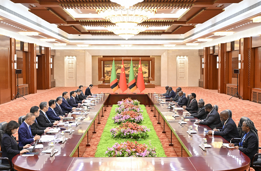 9月4日上午，国家主席习近平在北京人民大会堂会见来华出席中非合作论坛北京峰会的赞比亚总统希奇莱马。
