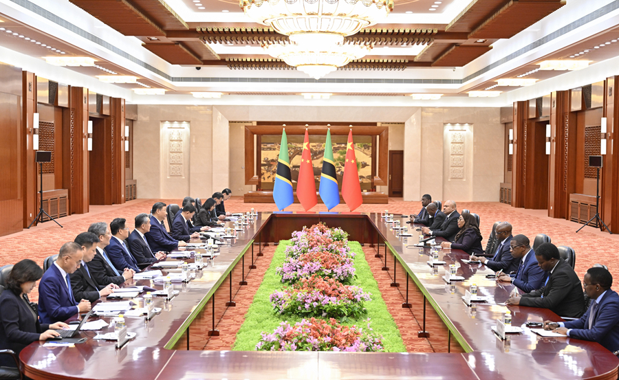 9月4日上午，国家主席习近平在北京人民大会堂会见来华出席中非合作论坛北京峰会的坦桑尼亚总统哈桑。