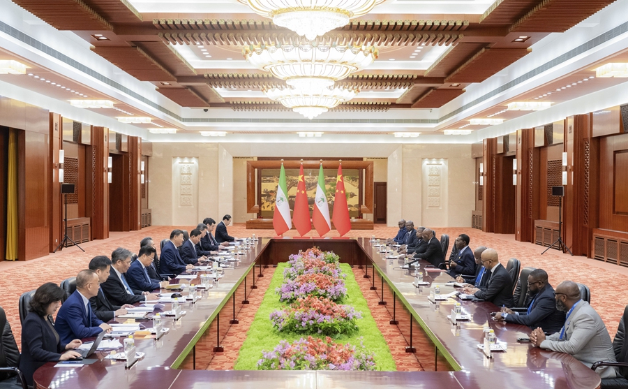 9月4日上午，国家主席习近平在北京人民大会堂会见来华出席中非合作论坛北京峰会的赤道几内亚总统奥比昂。