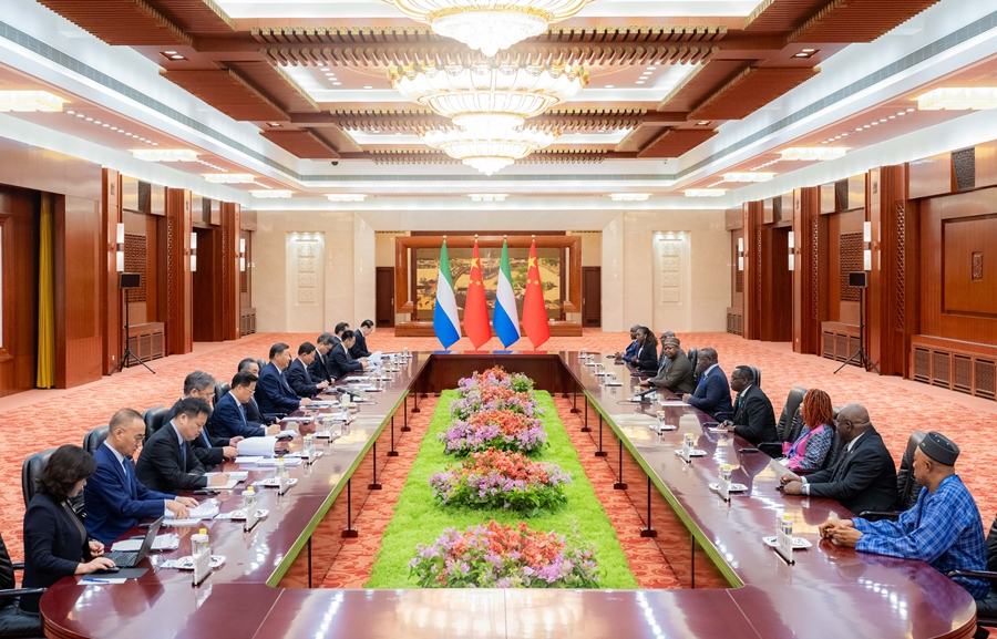 9月4日上午，国家主席习近平在北京人民大会堂会见来华出席中非合作论坛北京峰会的塞拉利昂总统比奥。