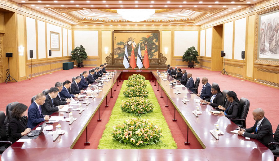 9月5日中午，国家主席习近平在北京人民大会堂会见来华出席中非合作论坛北京峰会的博茨瓦纳总统马西西。