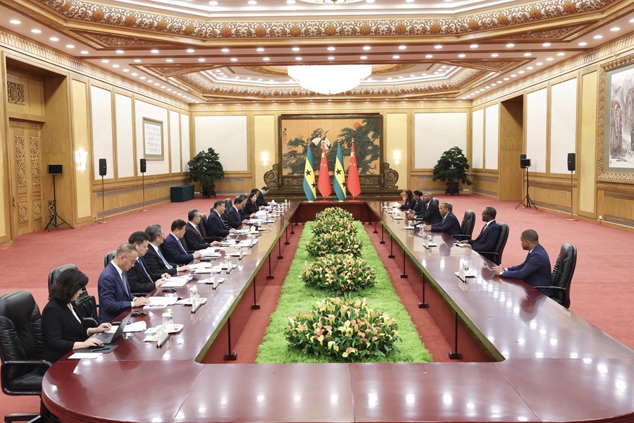 9月5日下午，国家主席习近平在北京人民大会堂会见来华出席中非合作论坛北京峰会并进行正式访问的圣多美和普林西比总理特罗瓦达。