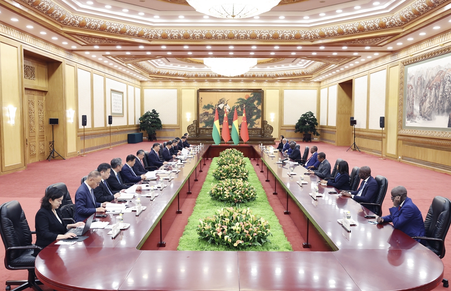 9月5日晚，国家主席习近平在北京人民大会堂会见来华出席中非合作论坛北京峰会的几内亚比绍总统恩巴洛。