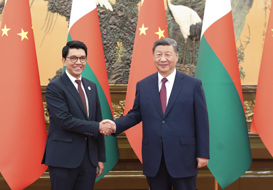9月6日下午，国家主席习近平在北京人民大会堂会见来华出席中非合作论坛北京峰会的马达加斯加总统拉乔利纳。