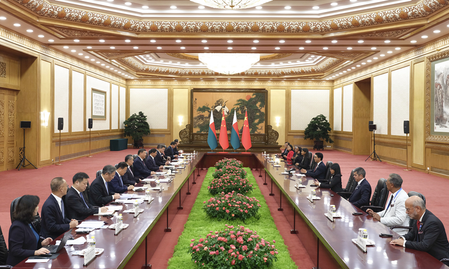 9月6日下午，国家主席习近平在北京人民大会堂会见来华出席中非合作论坛北京峰会的马达加斯加总统拉乔利纳。