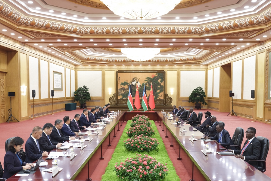 9月6日晚，国家主席习近平在北京人民大会堂会见来华出席中非合作论坛北京峰会的南苏丹总统基尔。