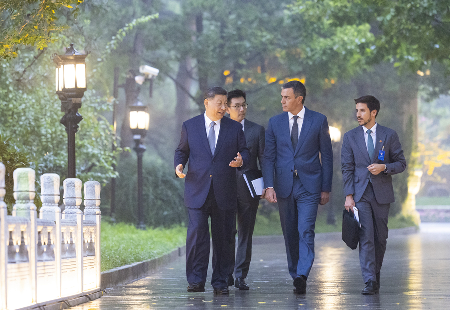 9月9日下午，国家主席习近平在北京钓鱼台国宾馆会见来华正式访问的西班牙首相桑切斯。这是习近平同桑切斯一起散步。