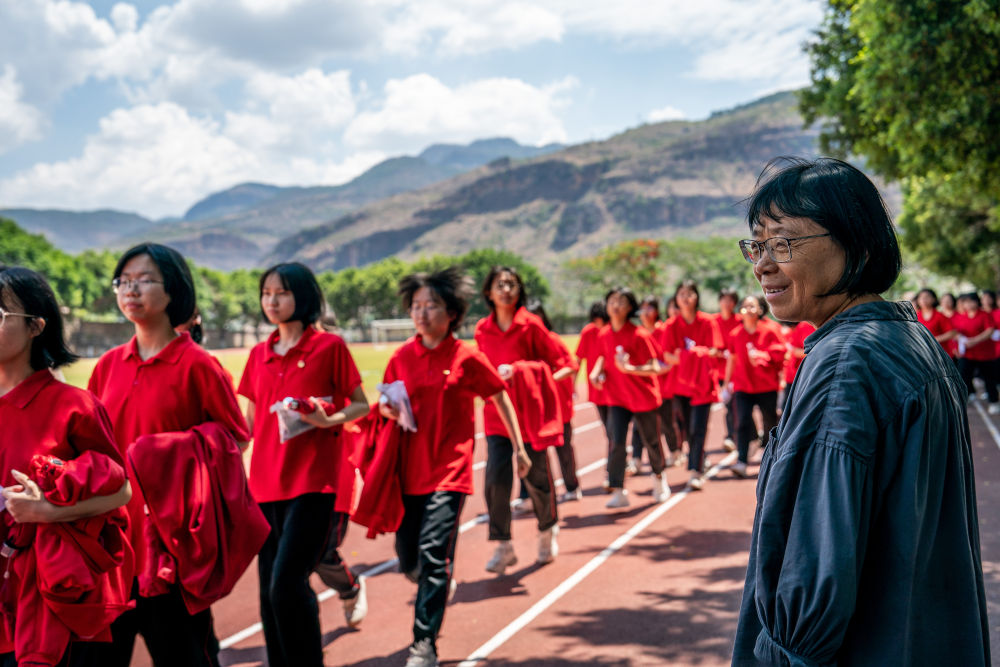 6月7日是2024年高考第一天，云南丽江华坪女高校长张桂梅组织走出考场的学生准备返回学校。
